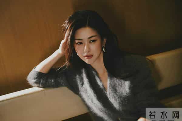 朱珠阿姨今日份写真，眼神里藏不住的韵味