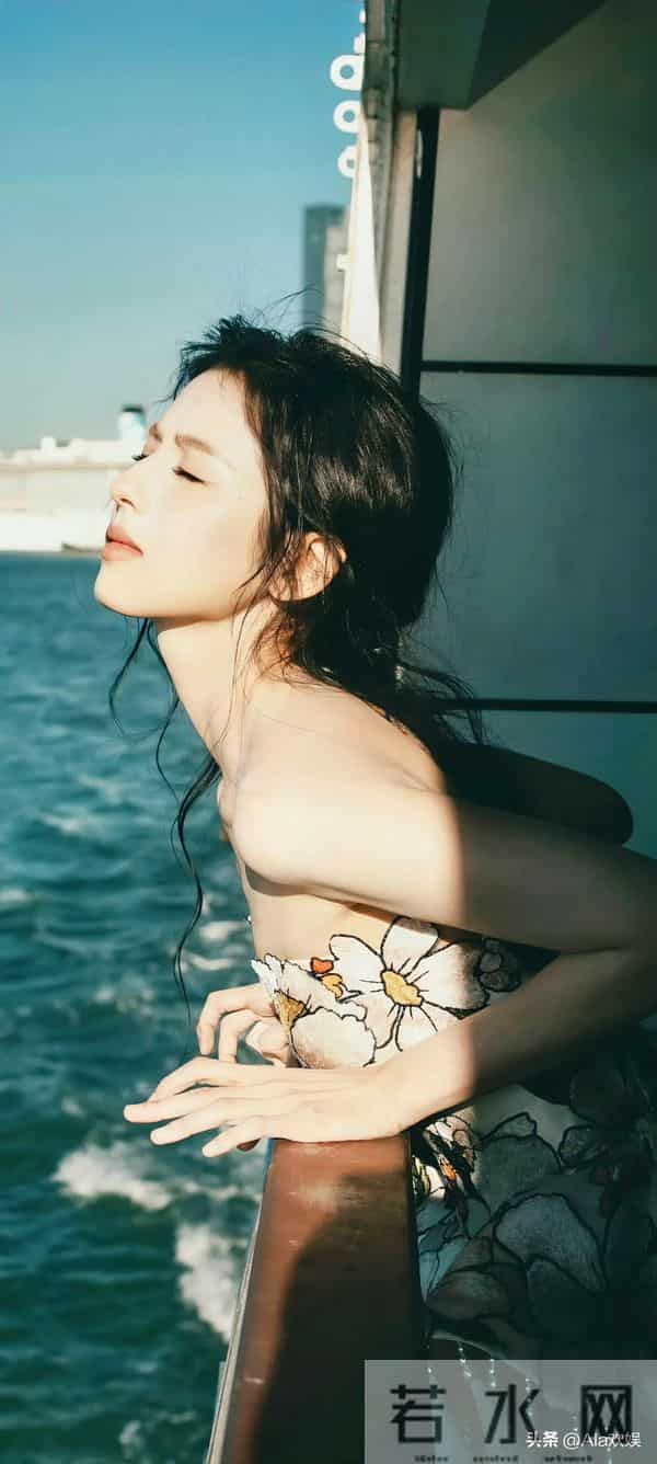 鹤南一袭低胸露背礼服丰姿卓越