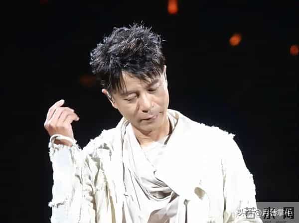 57岁李克勤家丑曝光！妻弟欠千万外债，一个败家子拖累全家