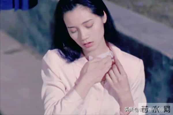 她认干爹,拍风月片,被导演霸王硬上弓,靠山去世后沦为服务员