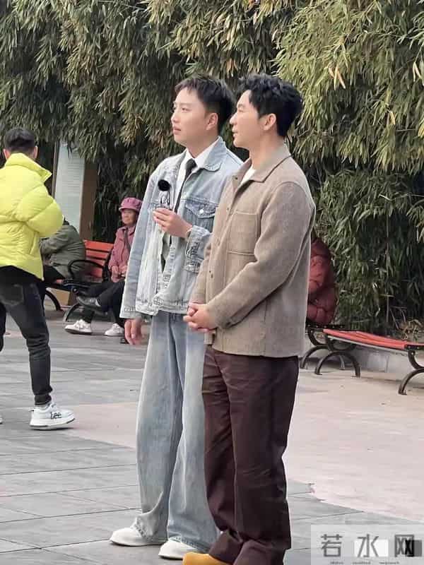 46岁李晨北京公园被偶遇，帅气有型魅力足，引得一群大妈热情围观