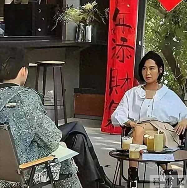 深圳街头偶遇朱茵 皮肤黝黑 身材矮小 腿很短 脸很小 很年轻看不出52岁