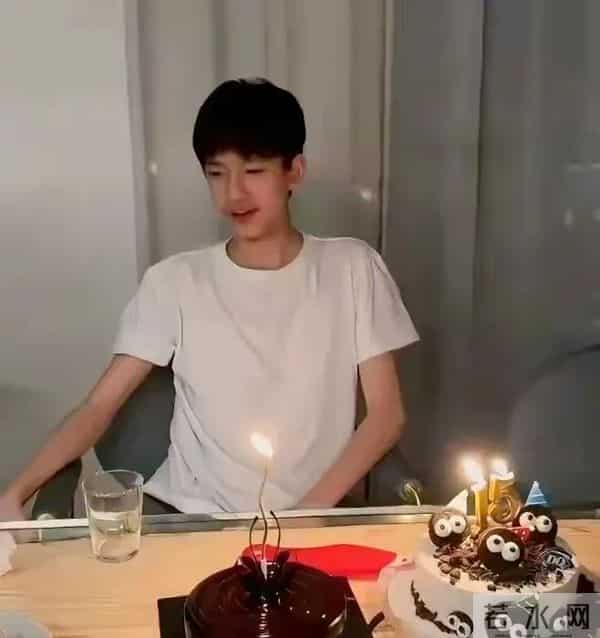 董洁为儿子做丰盛晚餐,16岁顶顶不愿出镜,投喂妈妈好nv暖心