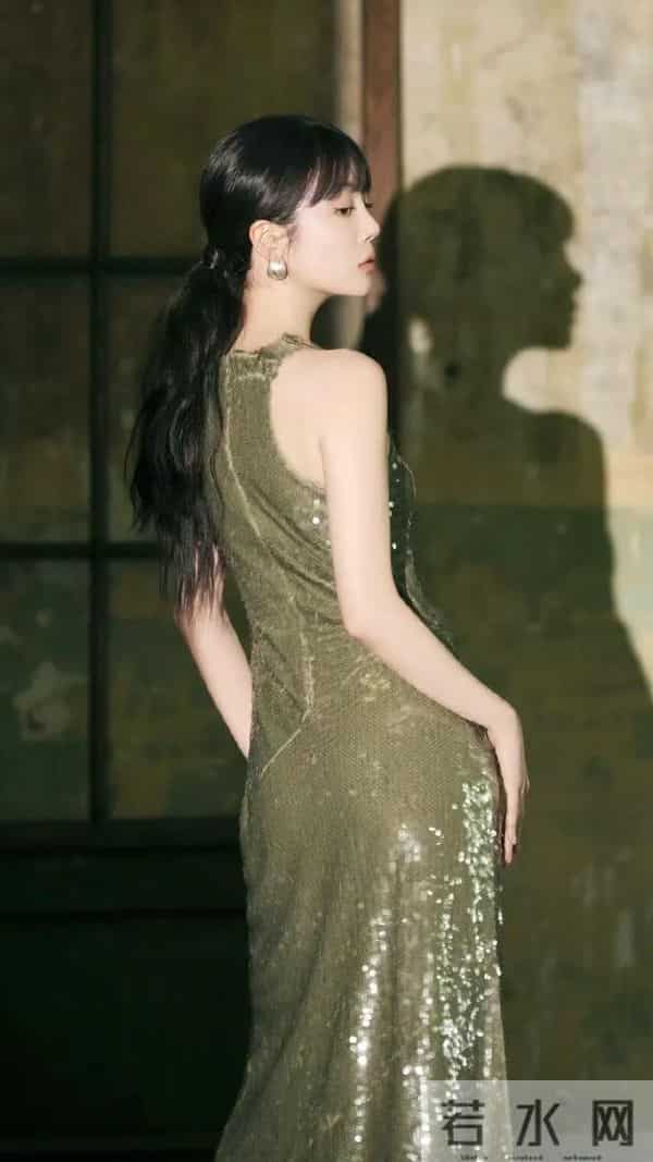 李溪芮紧身包臀裙透明高跟鞋