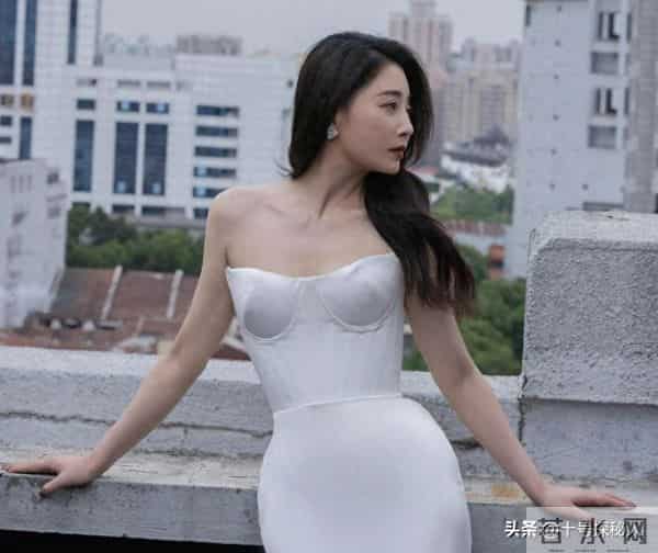 她是演员中的女富豪,多辆豪车轮流开,现在45岁却活得像20岁