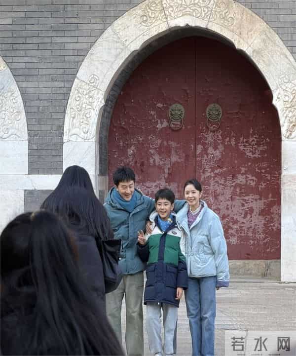 网友北京潭柘寺偶遇刘浩存黄轩拍戏浩存头小脸小好精致黄轩超帅气