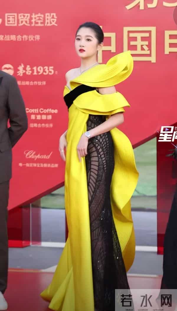 老天开眼了!关晓彤终于穿对 像神女下凡,辛芷蕾穿成紫茄子 好搞笑