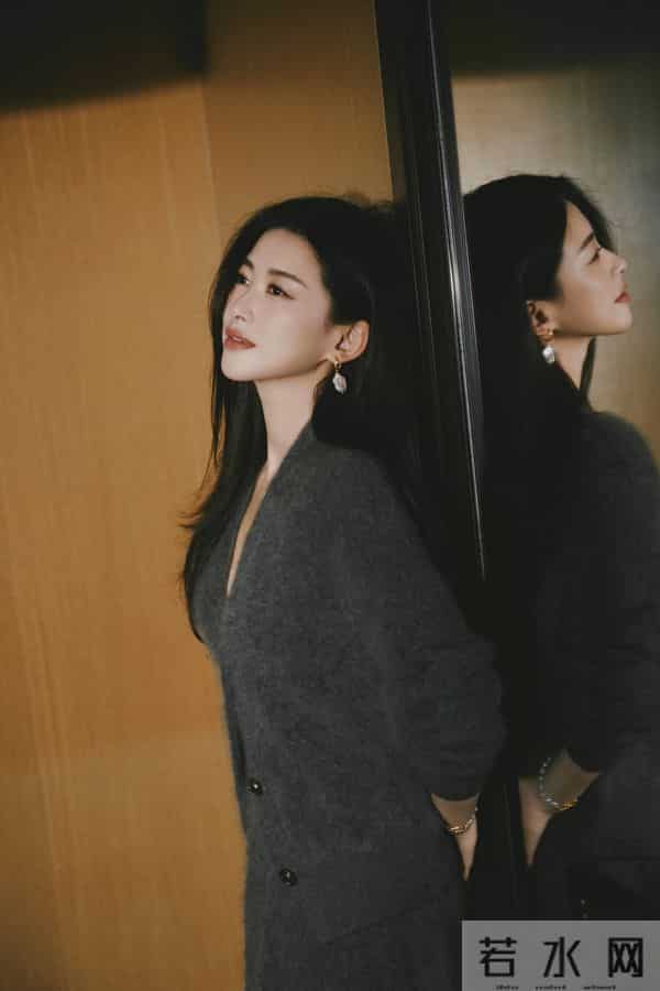 朱珠晒新照，灰毛绒套装配长卷发，气质优雅好惊艳