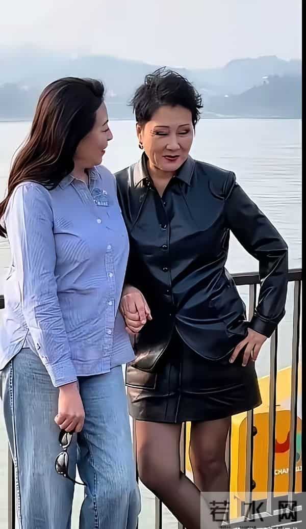 两个女人同岁,化不化妆差距很大,岳红打扮松弛自然 美得略胜一筹