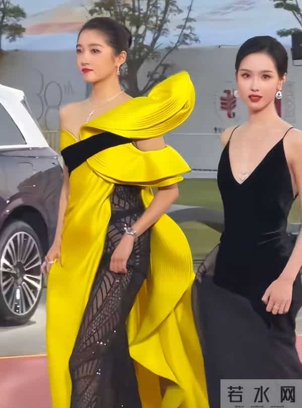 金鸡奖红毯女星争奇斗艳，40多岁姐姐美翻了，20多岁小花还得努力