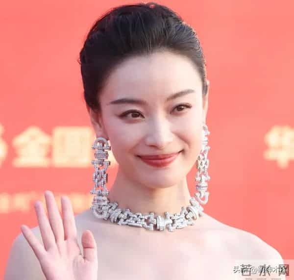 金鸡奖红毯生图来了！倪妮珠宝抢镜，关晓彤背厚，辛芷蕾礼服过季