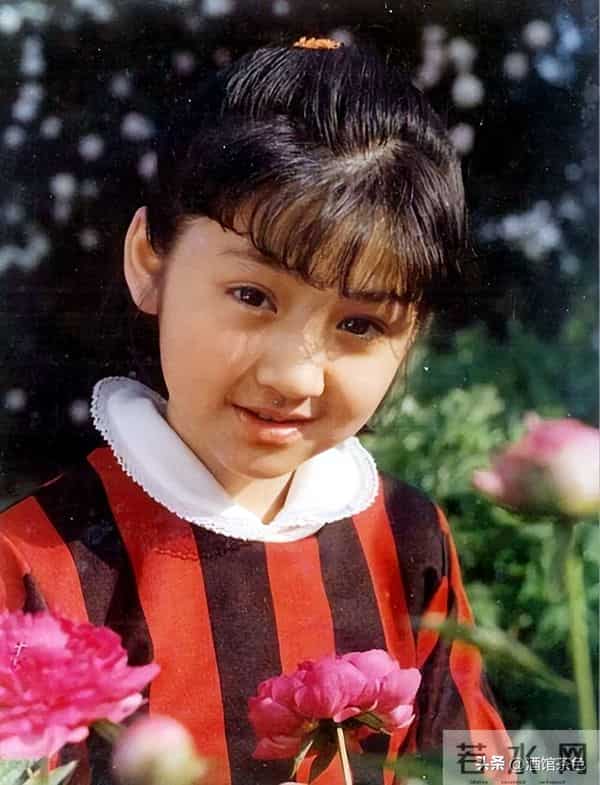 她童星出道，凭借一部电影火遍全国，如今53岁和俩女儿定居日本