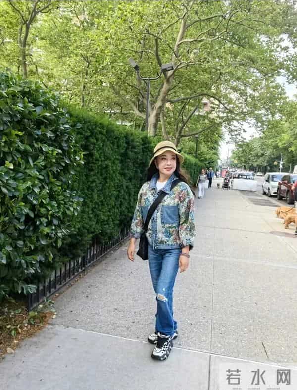 74岁刘晓庆穿碎花牛仔外套搭配破洞牛仔裤,状态依然年轻