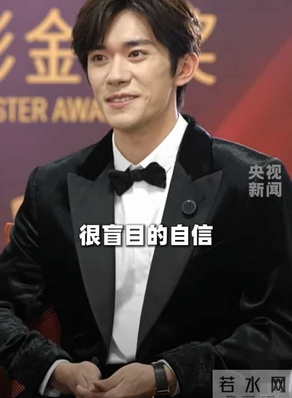 易烊千玺很紧张!获奖后接受央视采访一直在抠手指,说话还打磕巴