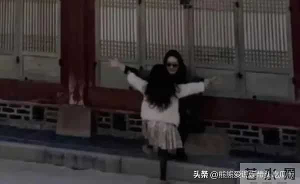 崔智友晒五岁女儿照片，波浪卷发配碎花裙超萌，母女互动好温馨