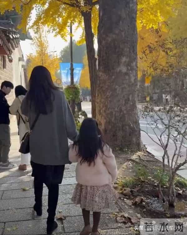 崔智友带娃出游,这身材和颜值,披麻袋都好看,行走的衣架子啊!
