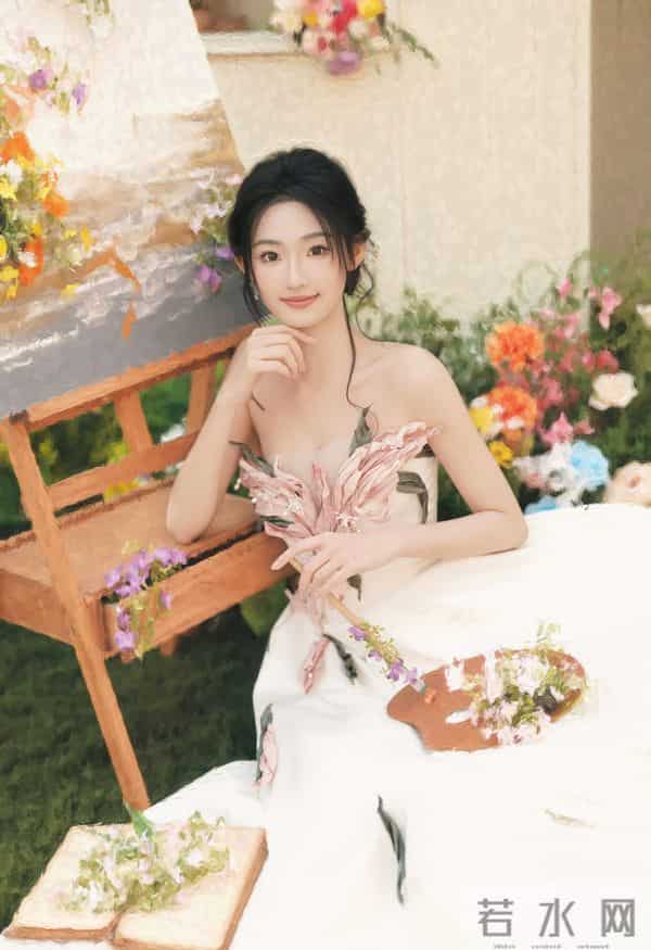 白裙缀着粉瓣似的褶皱,浸在满院花簇的软光里