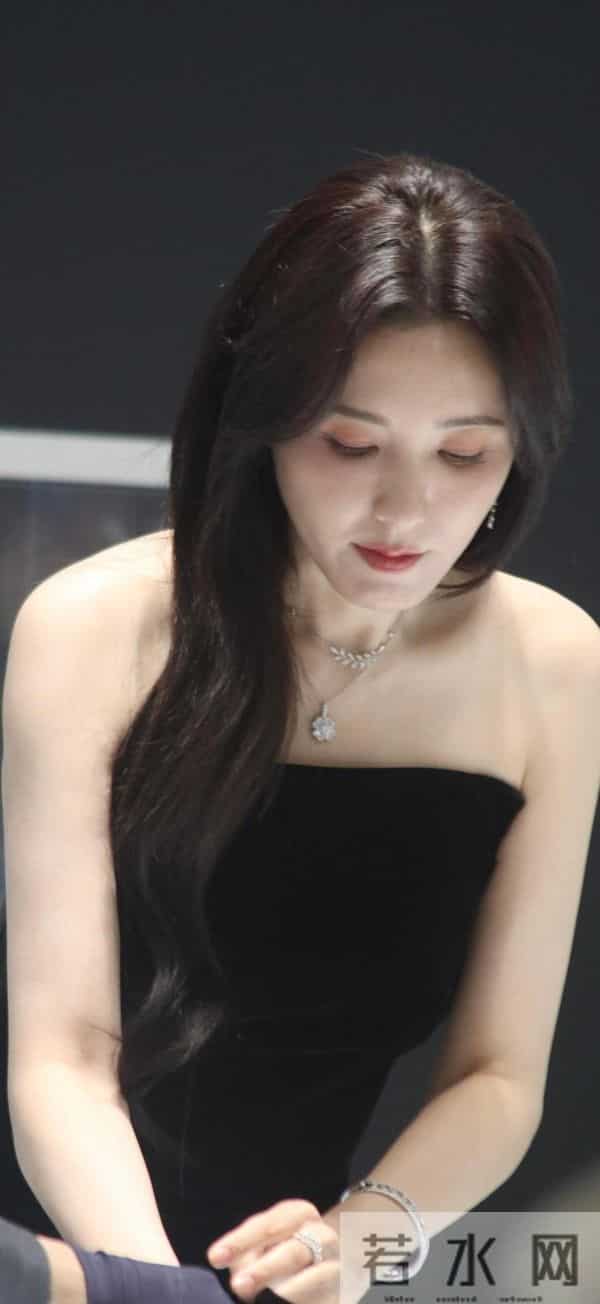 怼脸镜头下的曾黎,依然美艳动人