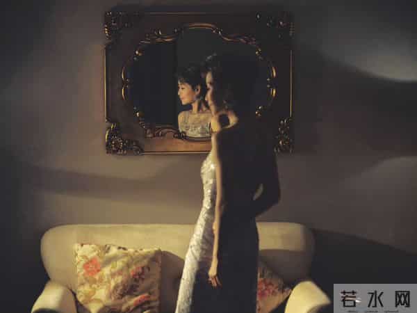 62岁叶童状态好优雅!穿银色亮钻裙亮相金鸡奖红毯,还脚踩恨天高