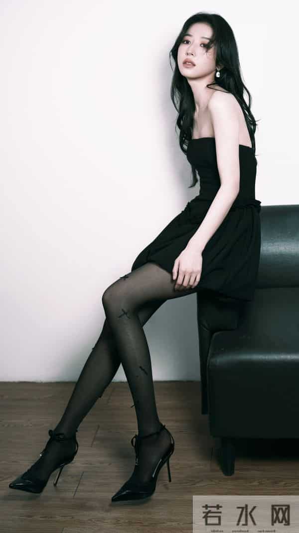 周雨彤,黑色系短裙写真,真的好美