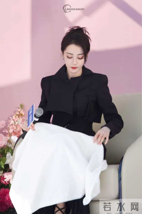 迪丽热巴现身南京!脖子前倾严重依旧在咳嗽,给主持人打伞好暖心