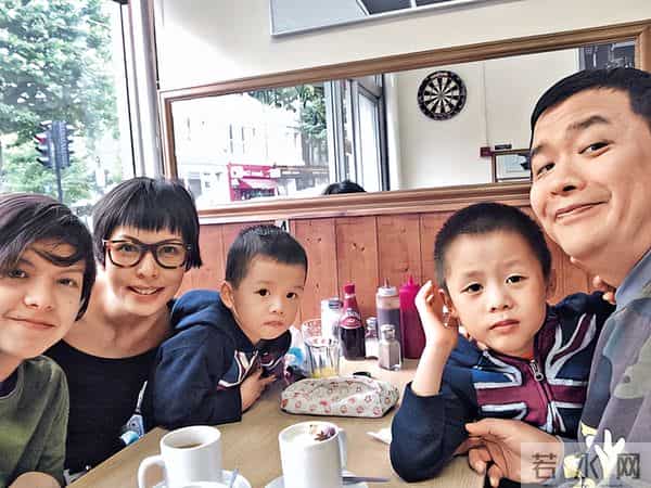 雷颂德夫妇同框放闪,移民英国生活富足惬意,模特太太被赞不见老