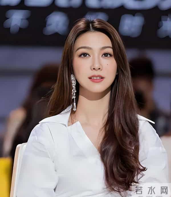 “香港最后一个天后”，被拍到和黑人出入酒店，如今44岁孤身一人