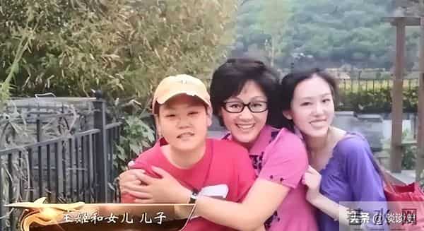 母亲是影后，丈夫是著名演员，公公是央视名嘴，34岁的她在当网红