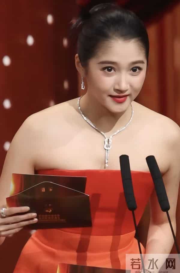 关晓彤金鸡颁奖直拍，穿红色礼服骨架太大，看着又老又小又胖又瘦