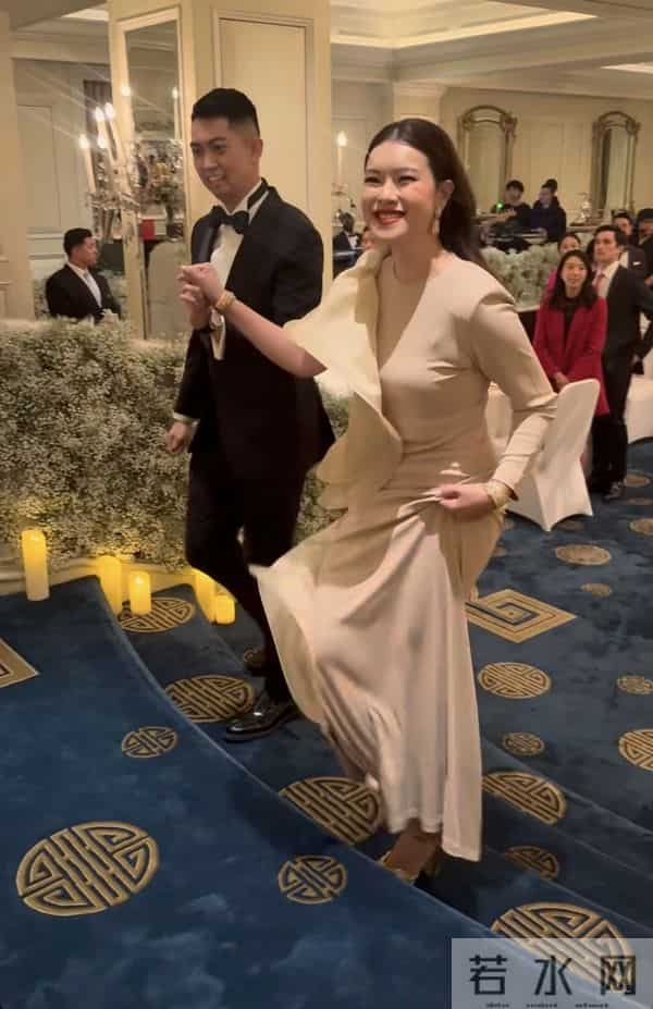 利孝和夫人外孙女大婚,豪门婚宴尽显气派,父亲送嫁献唱场面温馨