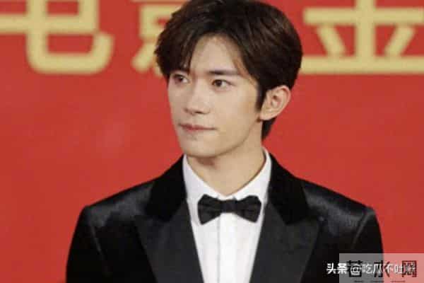 四次提名终圆梦！24岁的易烊千玺金鸡奖封帝，黄磊说的话果然没错