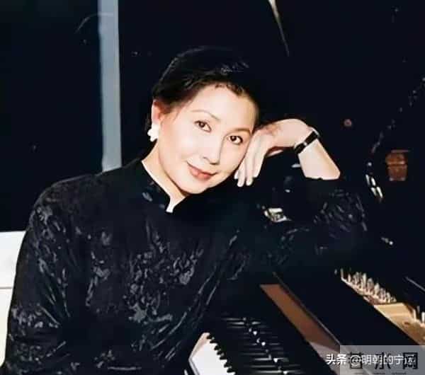 84岁TVB戏骨丧夫！老公在轮椅上断气，19岁为英女王弹过琴