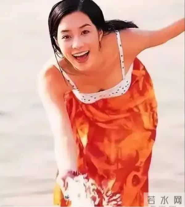 她14岁就长得“倾国倾城”，被富豪花7亿娶回家，8年生下4个娃