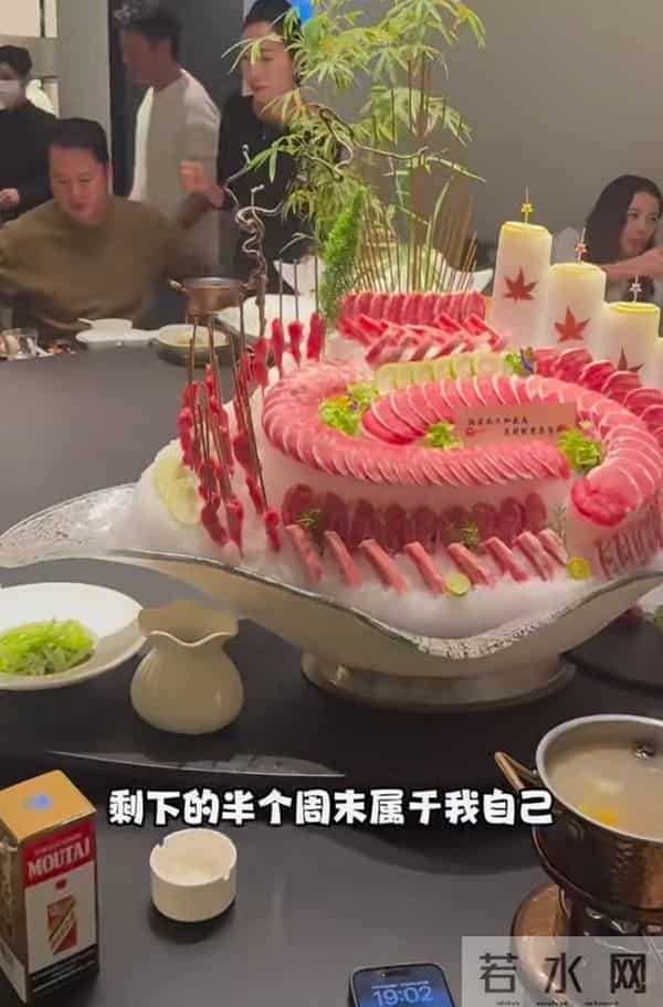 董洁和圈内好友聚餐,一人一瓶茅台显壕气!董洁脸色通红疑喝高!