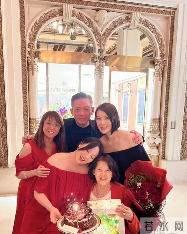 54岁的前TVB女星的近况曝光，现在和富豪男朋友感情非常稳定