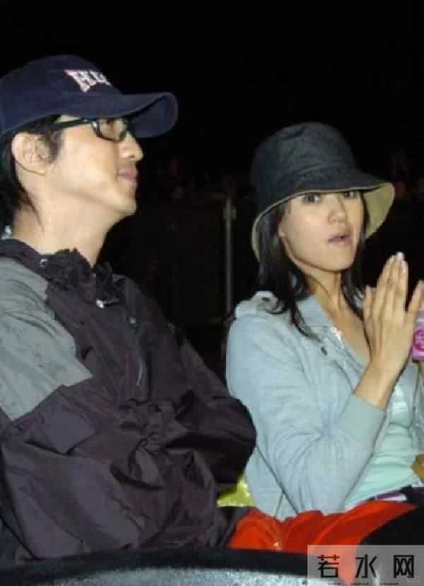 面相变了!伊能静现身艺术论坛皮松肉垮,穿奶奶裤难掩疲态显老态