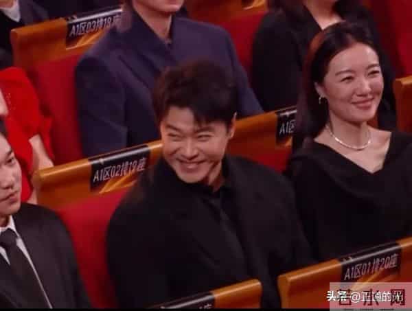 佟丽娅金鸡奖提前夫 陈思诚台下宠溺大笑 霍思燕称朵朵会接他爸的班