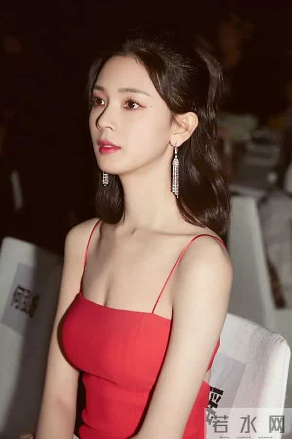 陈瑶身穿一袭红色吊带裙,肤白貌美气质“绝了”