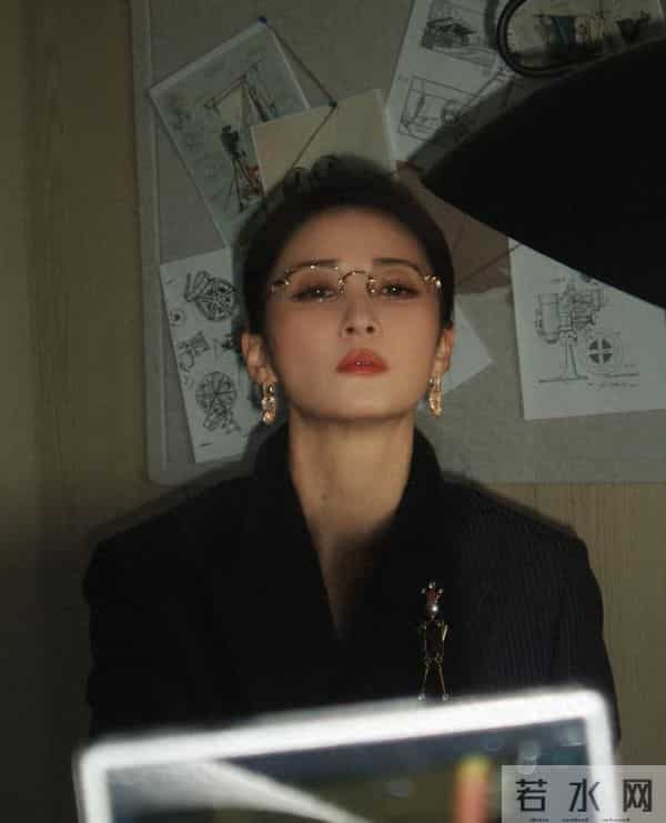 蒋勤勤晒厦门金鸡奖美照,黑条纹西装配马尾,知性精致好惊艳