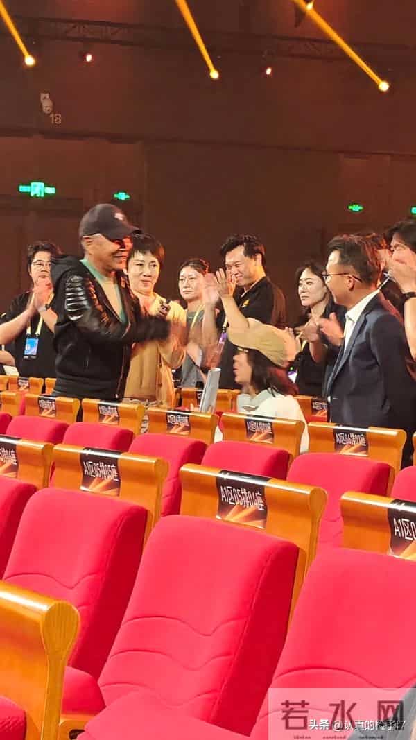 70岁陈道明现身电影节，两鬓斑白戴着棒球帽，穿搭风格酷状态不错