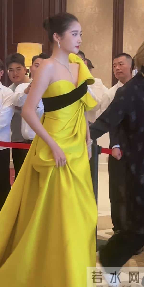 关晓彤金鸡奖红毯造型,优越的头身比,优雅贵气把这身驾驭得太好