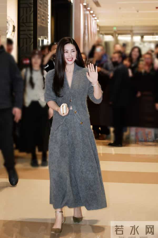 朱珠晒新照，灰毛绒套装配长卷发，气质优雅好惊艳