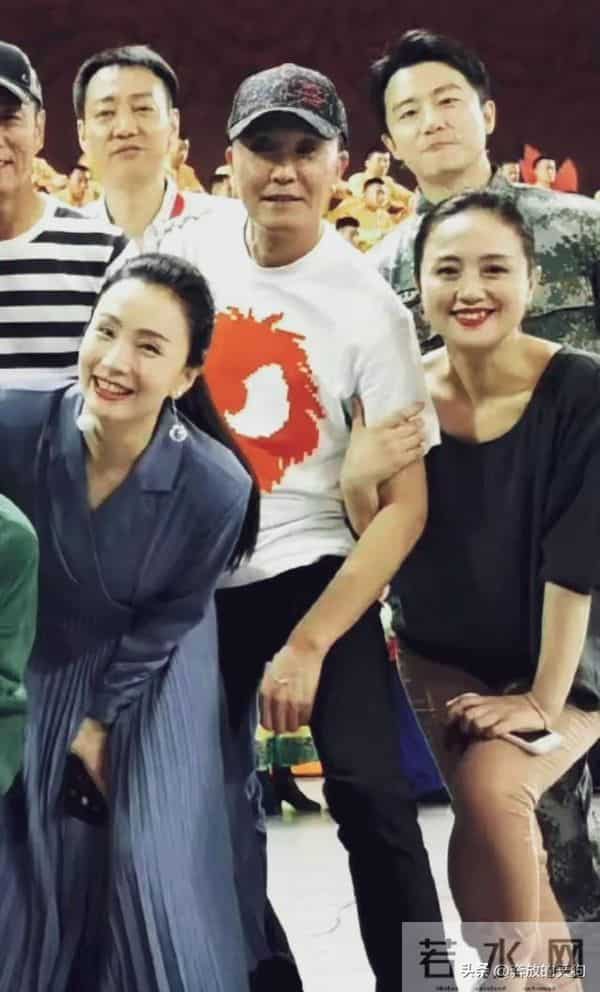 靳东朱媛媛亲密合影曝光，身后辛柏青的表情亮了！全场笑疯