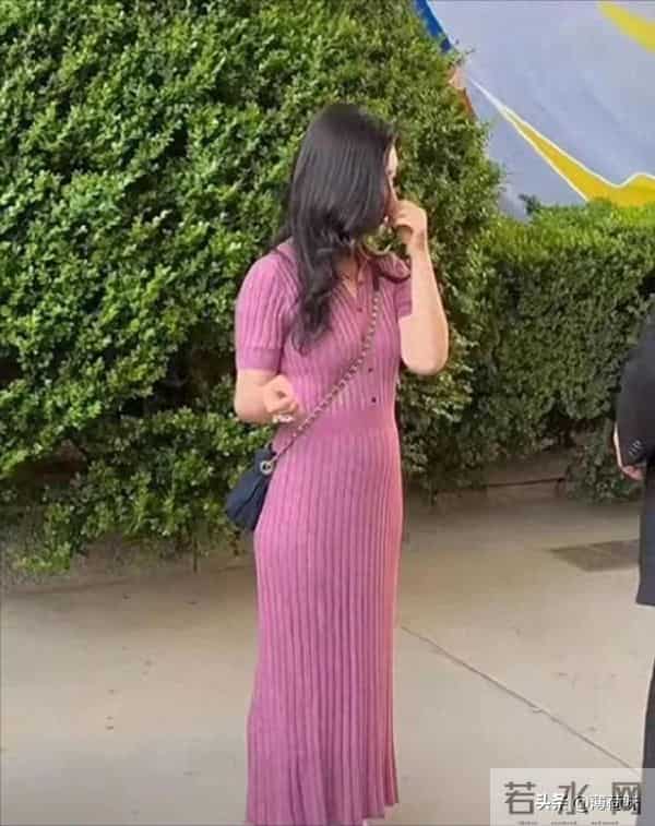 朱珠虽然40岁了身体已经发福，但还是能看出素颜真的挺耐看的