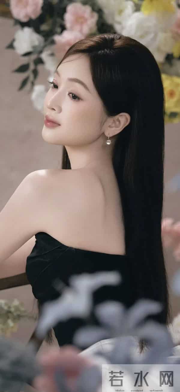 吴宣仪｜黑纱裙配花境写真，这“清冷贵气大小姐”氛围感直接封神