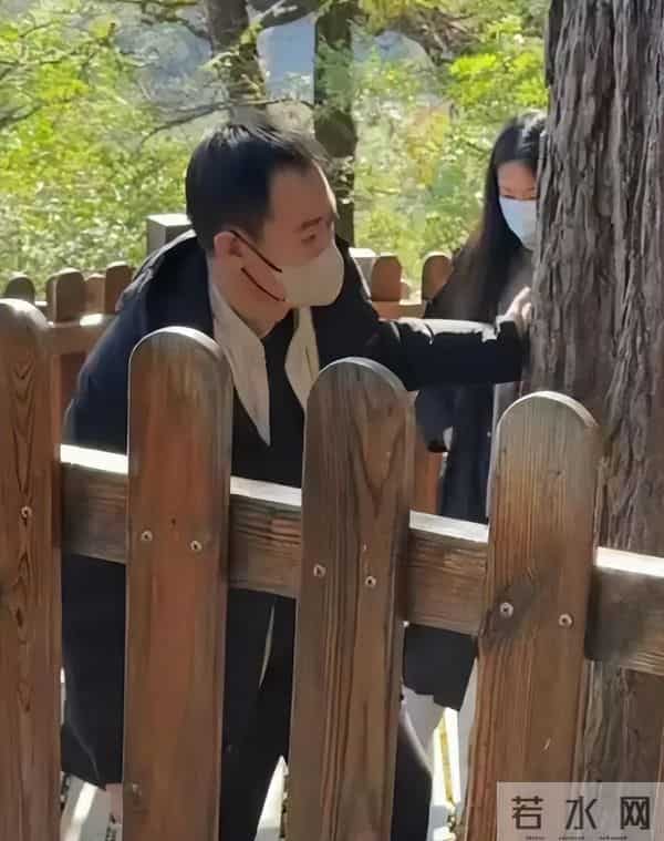 朱媛媛去世6个月后，辛柏青二度现身大孤山，令人担心的事发生了