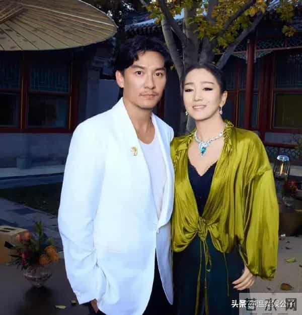 天啊！看到郭晶晶和巩俐合影，才懂什么叫上等相貌，一点不输