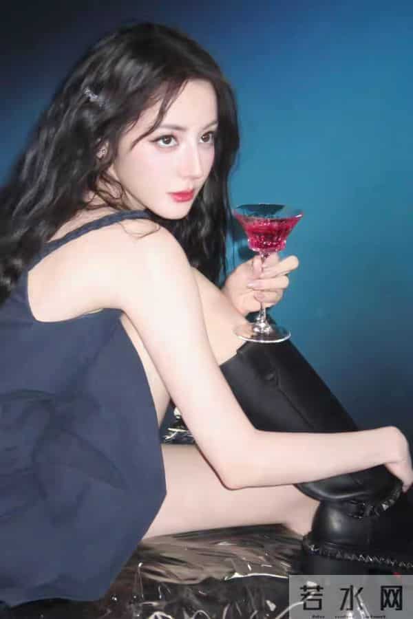 迪丽热巴 黑色绑带高跟鞋,这大长腿也太性感了!