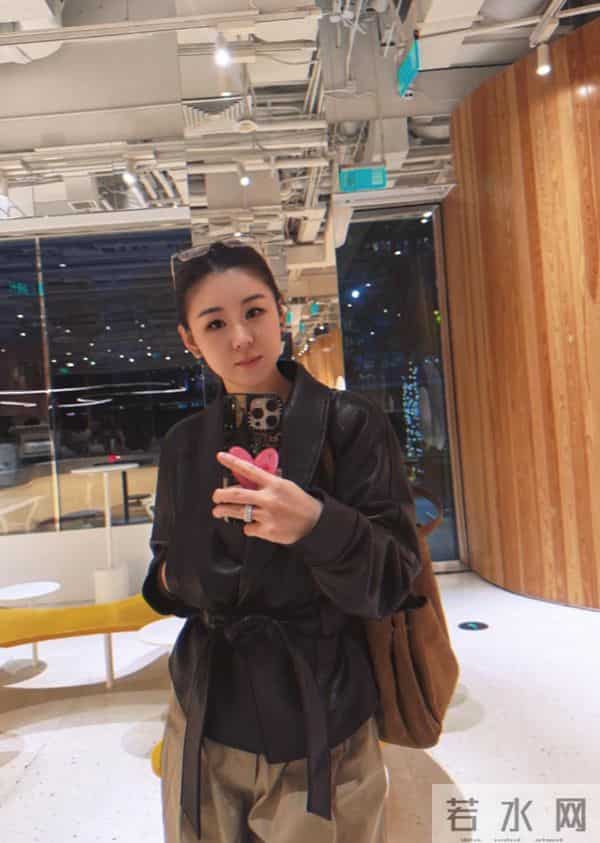 李小萌逛街喝咖啡，40岁皮肤很水灵，本人发的照片与生图有差距