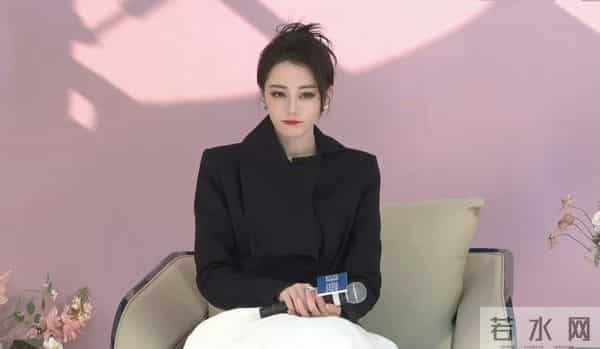 顶流号召力炸了！热巴全黑造型女王范拉满，温柔细节获赞无数！